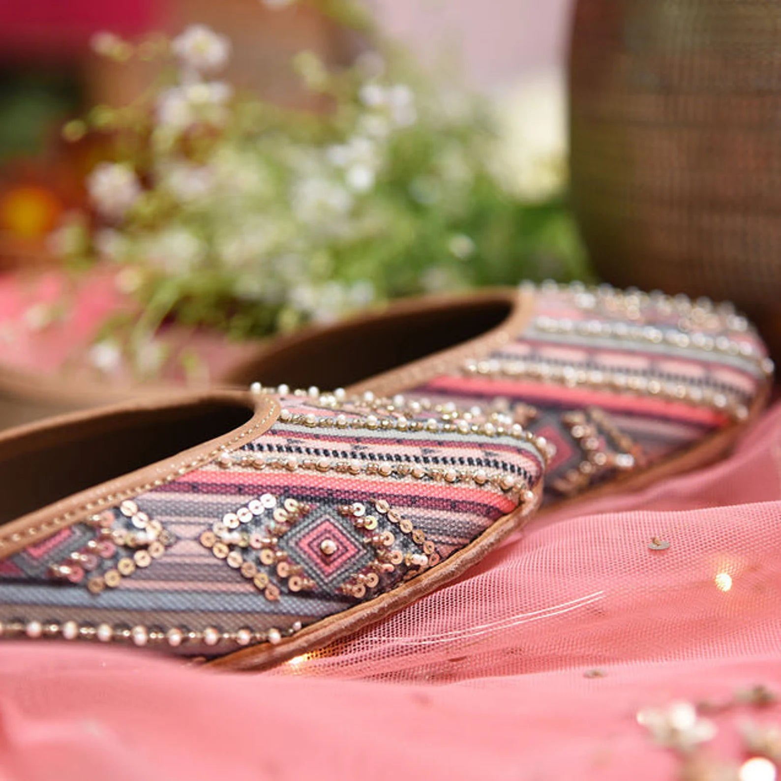 Modern Aztec print leather jutti